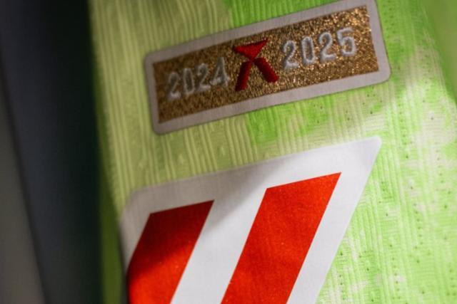 开云官网-巴萨球衣右袖处新增一金色标志，马卡：此为卫冕冠军的徽标