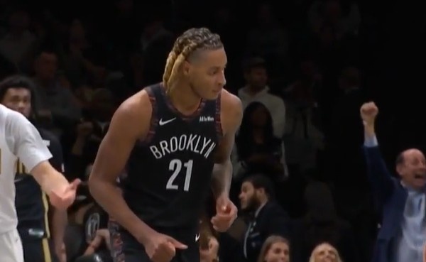 关键一攻一防！克洛尼补防钉板大帽布朗 随后追身三分反超1分！